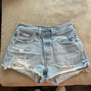 women's levi 501 shorts. ( W26 )